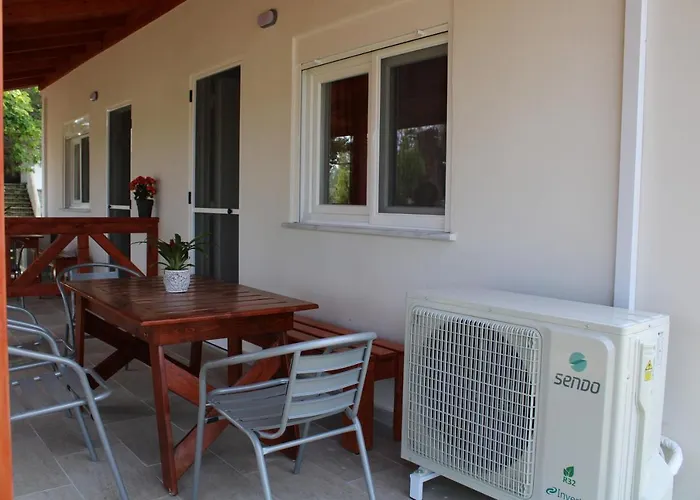 Akstudios To Spitaki * Ormos Panagias